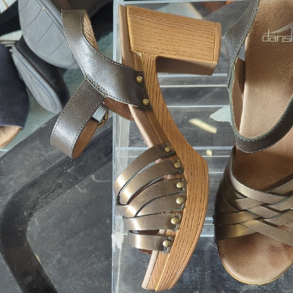 ✨ Dansko Dawson Bronze Metallic Woven Leather Sandals ✨ - Picture 2 of 6